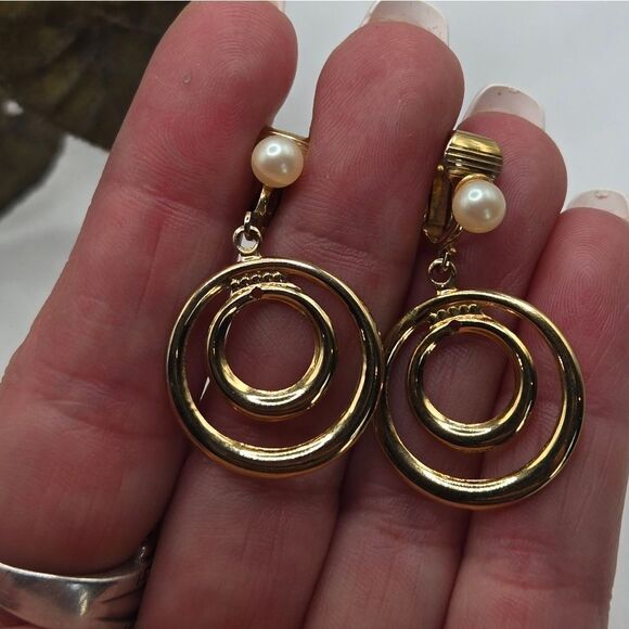 "5/$25" Vintage Goldtone Faux Pearl Layered Circle Clip On Non Pierced Earrings - Picture 5 of 5